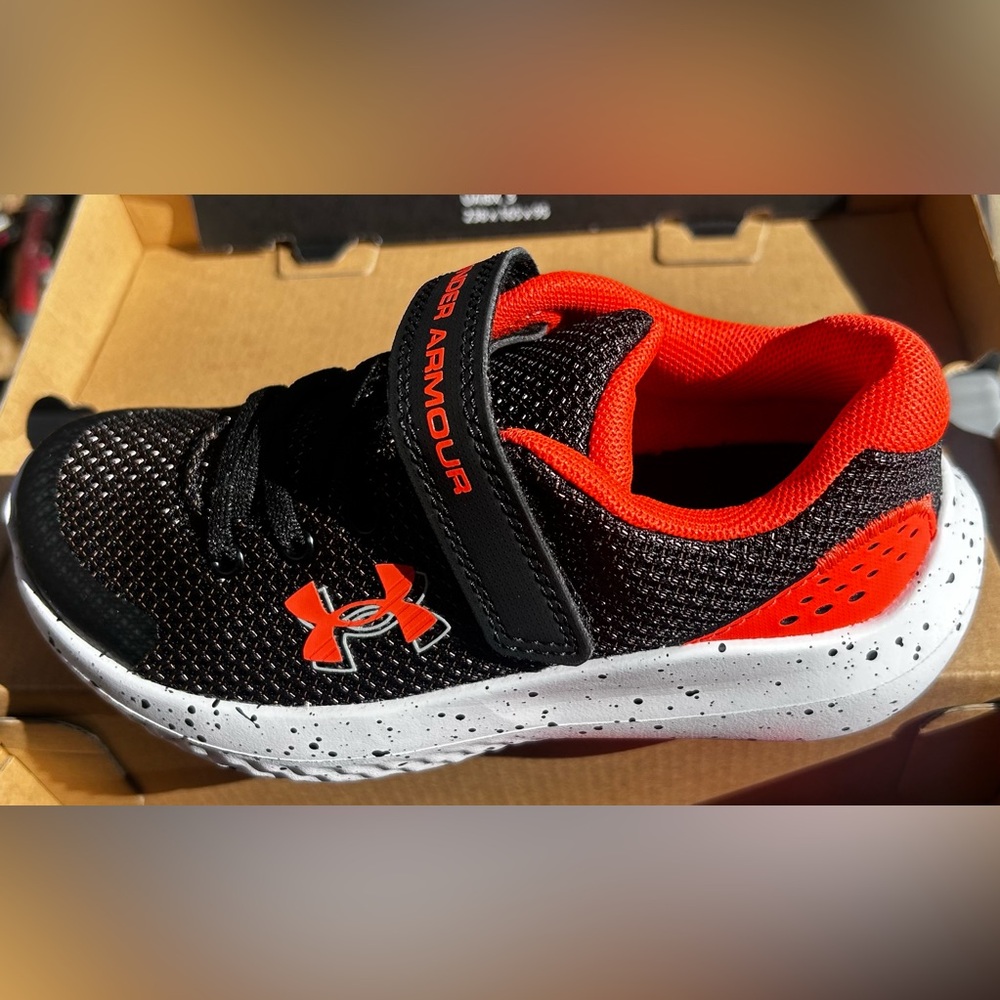 NWT UNDER ARMOUR Boys Kids Black and Red Sneakers Shoes Size 11 K